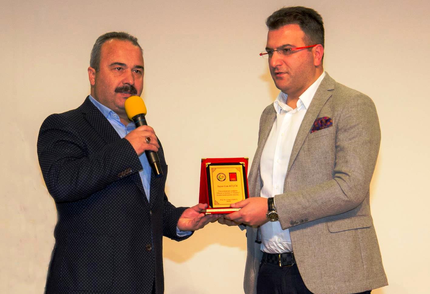 REKTÖR COŞKUN KİME PLAKET VERMİŞ? REKTÖR COŞKUN KİME PLAKET VERMİŞ?
