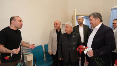 Photo of Başkan Şenlikoğlu hastane çalışanları ve hastaları ziyaret etti