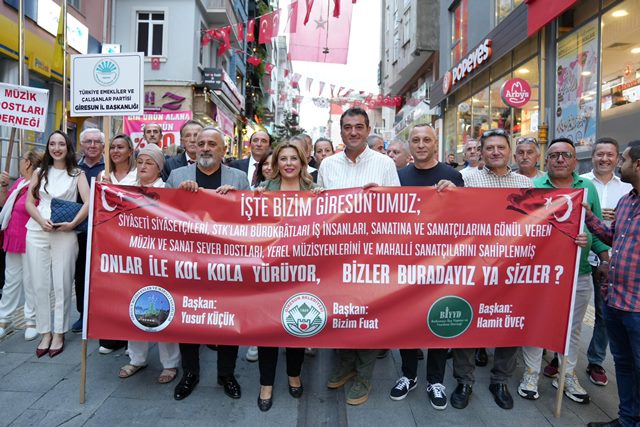 Yeel sanatçılardan yürüyüş ve konser