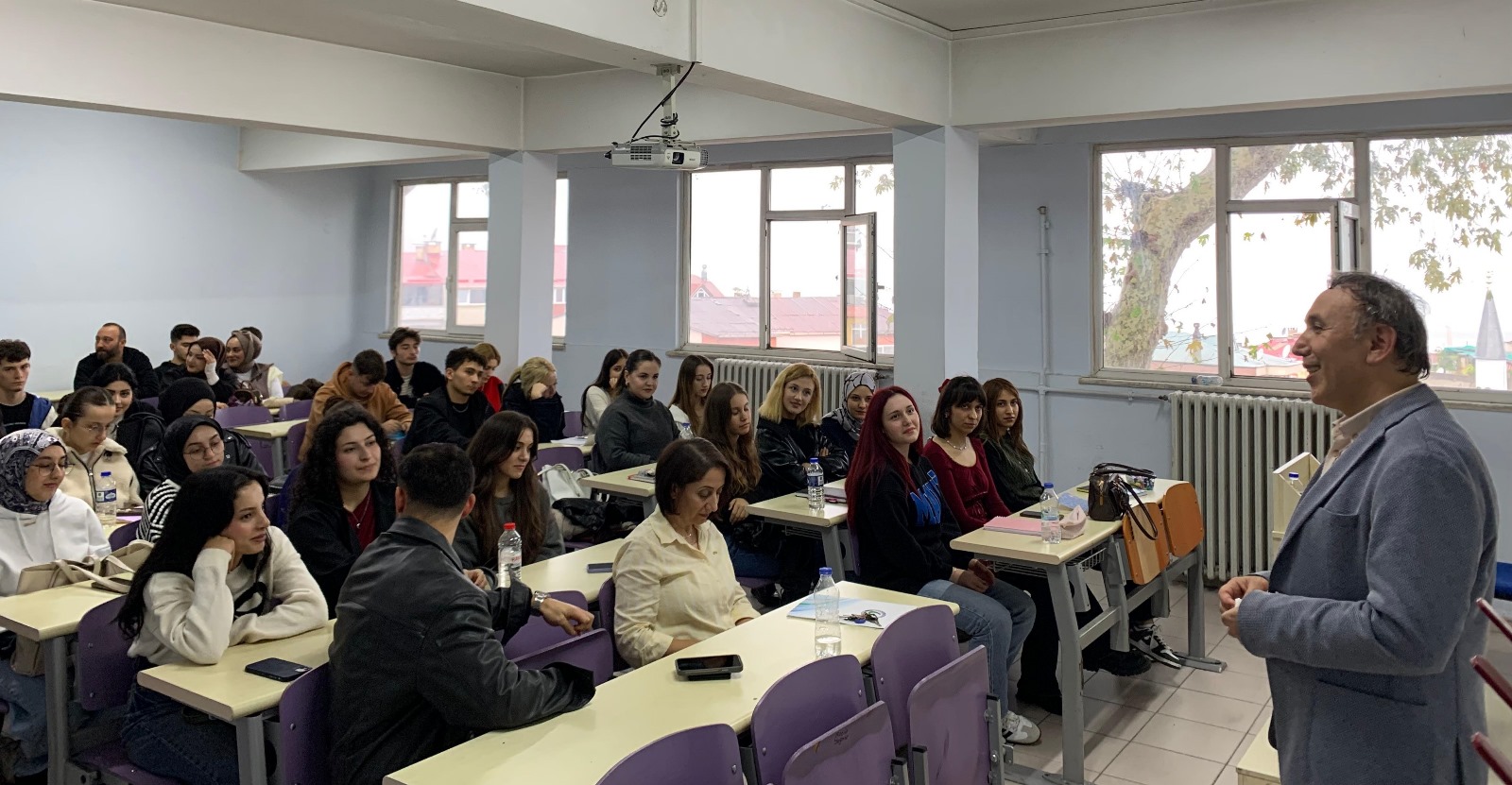 Gazeteci Ahmet Bilge,  öğrencilere deneyimlerini anlattı