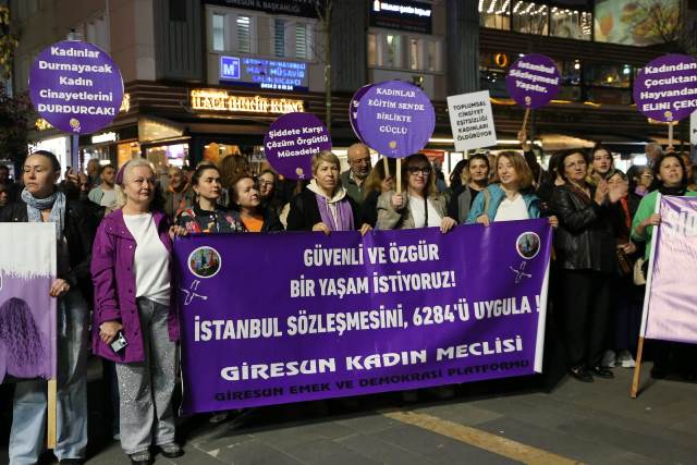 KADINLAR ŞİDDETE KARŞI YÜRÜDÜ… EVRİM ÖZKAN’DAN O PROF’A TEPKİ