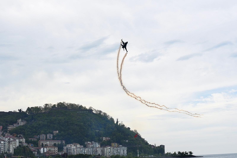 SOLOTÜRK GİRESUN SEMALARINDA NEFES KESTİ