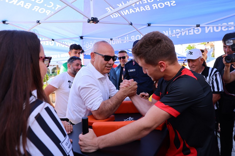 Vali bilek güreşi tuttu