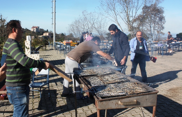 ÖĞRENCİLERE HAMSİ ZİYAFETİ