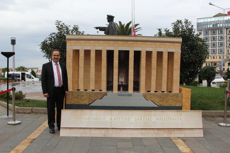 ATATÜRK MEYDANI’NDAKİ ANITKABİR MAKETİ İLGİ ODAĞI