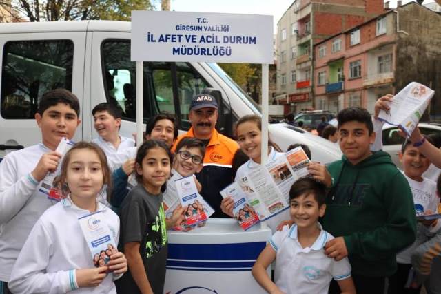 ÖĞRENCİLER AFETLE MÜCADELEYİ ÖĞRENİYOR