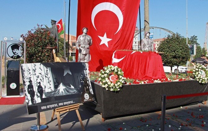 GİRESUN’DA ATATÜRK’ÜN NAAŞININ ANITKABİR’E DEFİN TÖRENİ CANLANDIRILDI