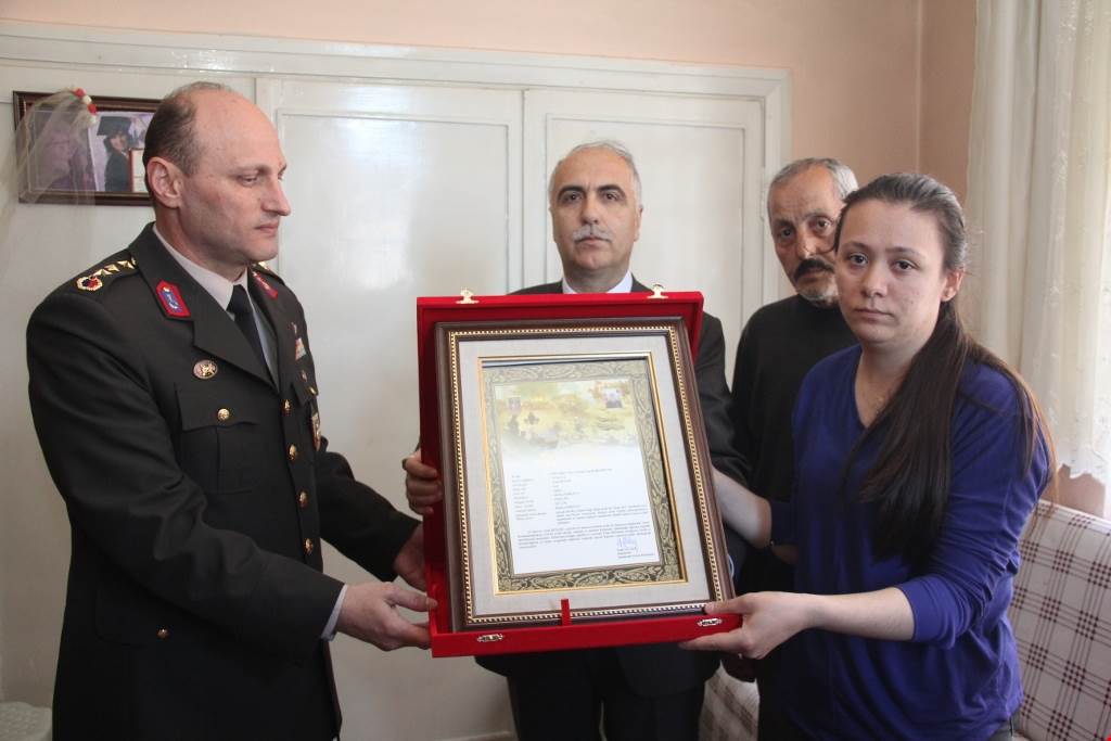 ŞEHİT UFUK BİNGÖL’ÜN ŞEHADET BELGESİ AİLESİNE VERİLDİ