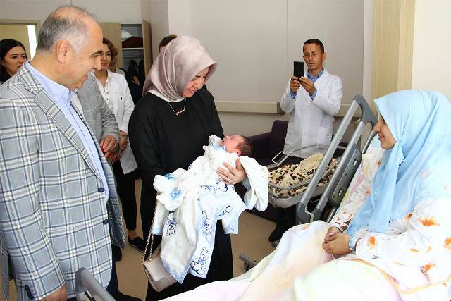 VALİ KARAHAN VE EŞİNDEN ANLAMLI ZİYARETLER VALİ KARAHAN VE EŞİNDEN ANLAMLI ZİYARETLER