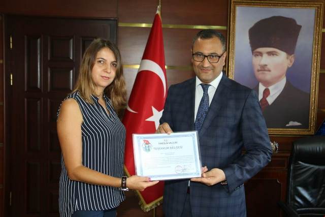 ‘ÖLDÜ’ DENİLEN ÇOCUĞU KURTARAN REYHAN KÖSEDAĞ’A PLAKET