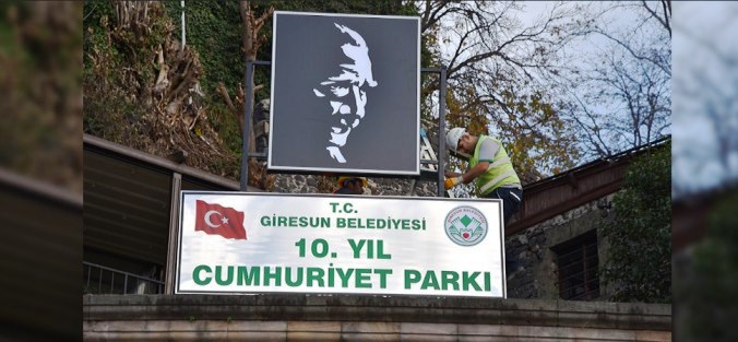 CUMHURİYETİN 10.YILI ANITI TABELASI YENİLENDİ
