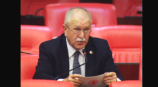 BEKTAŞOĞLU: “AFRİN’DE TERÖRİSTLERE KİM SİLAH VERİYOR?”