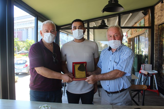 UNUTULAN ALTINLARI SAHİBİNE VEREN ESNAFA PLAKET VERİLDİ