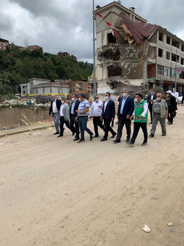 AFET BÖLGESİNİ GEZDİLER AFET BÖLGESİNİ GEZDİLER