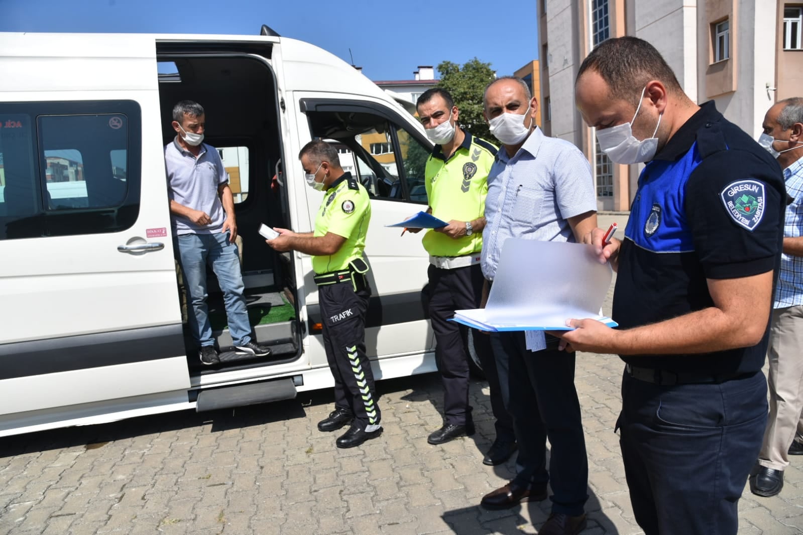 ZABITA SERVİS ARAÇLARINI DENETLEDİ ZABITA SERVİS ARAÇLARINI DENETLEDİ