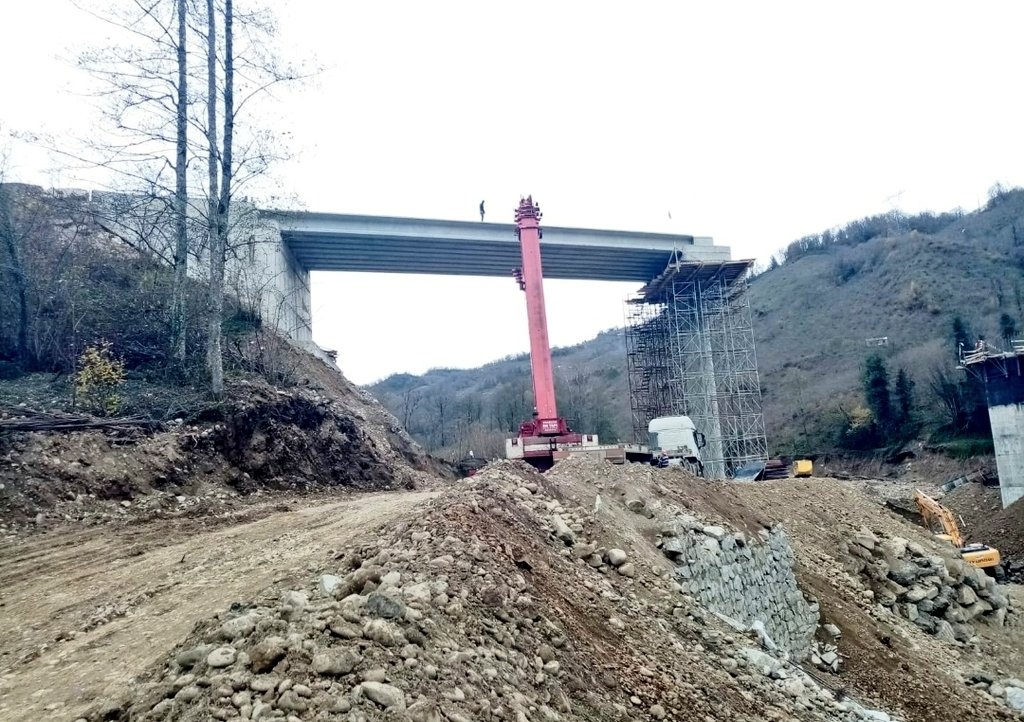 AFFETTE YIKILAN MENFEZİN YERİNE KÖPRÜ YAPILIYOR