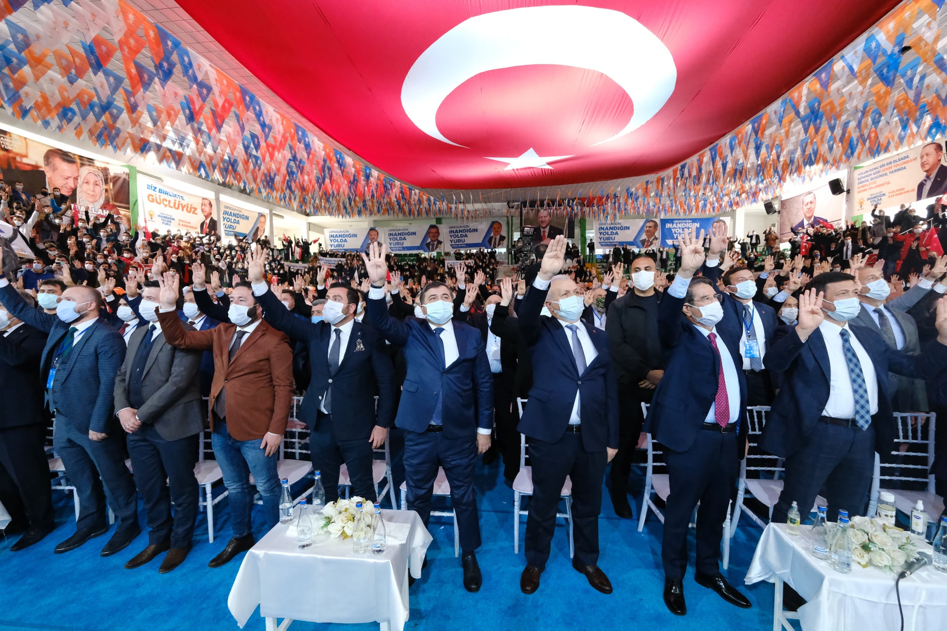AK PARTİ’DE SOSYAL MESAFESİZ KONGRE…VİRÜSÜ HİÇE SAYDILAR