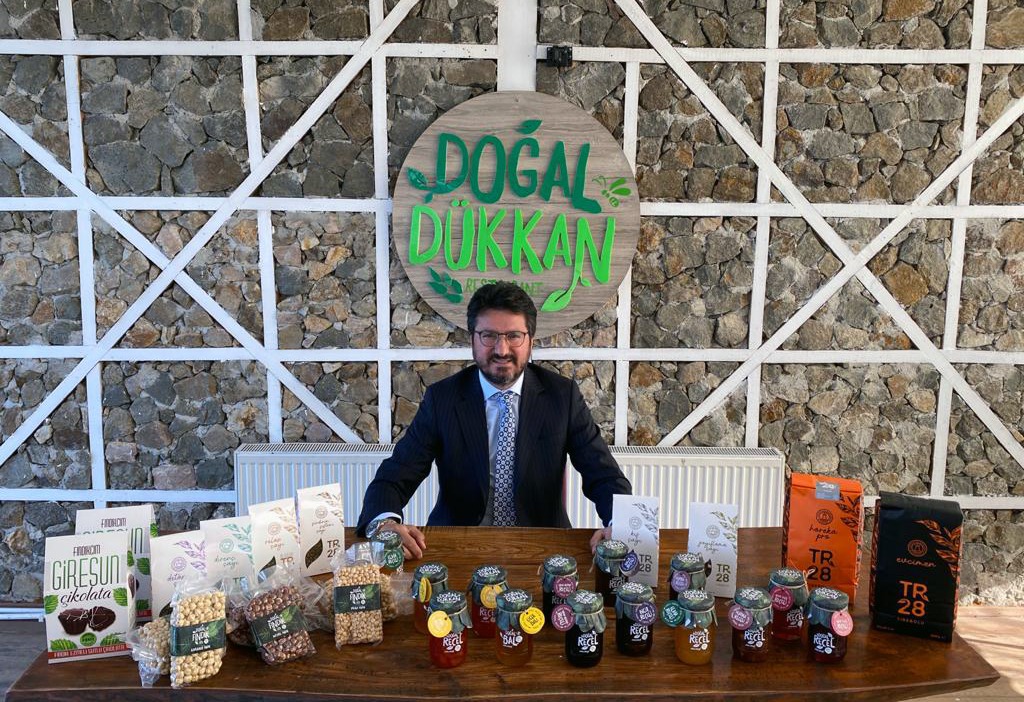 ŞEVKET ALAEDDİNOĞLU, DOĞAL DÜKKAN’LA MUCİZE YARATIYOR