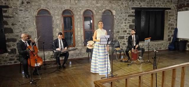 YAPRAK SAYAR'IN ‘İPEK YOLUNDA MEŞK’ KONSERİ İLGİYLE İZLENDİ/Görüntülü haber YAPRAK SAYAR'IN ‘İPEK YOLUNDA MEŞK’ KONSERİ İLGİYLE İZLENDİ/Görüntülü haber