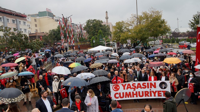 SAĞANAK YAĞMUR GİRESUN’DA CUMHURİYET COŞKUSUNU ENGELLEYEMEDİ(Görüntülü Haber)