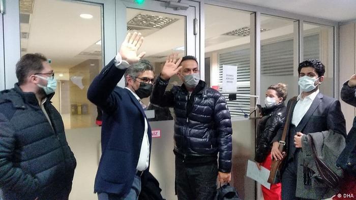 GAZETECİLER SERBEST BIRAKILDI