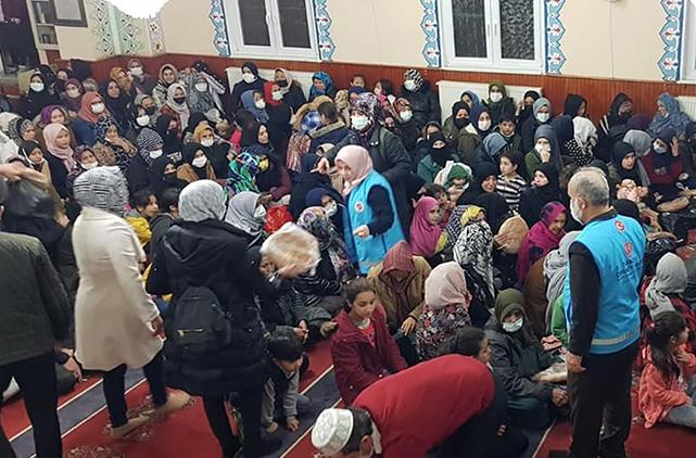 MÜLTECİLERE ÖZEL İFTAR PROGRAMINDA KUMANYA DAĞITILDI