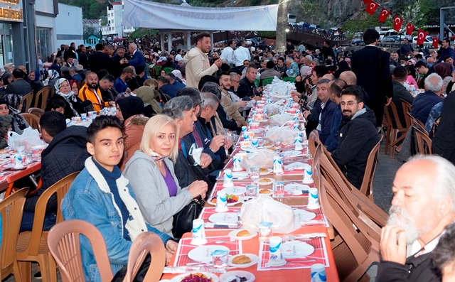 BAŞKAN HALİL ÇETİN DUROĞLU HALKINI İFTARDA BULUŞTURDU (Görüntülü Haber)