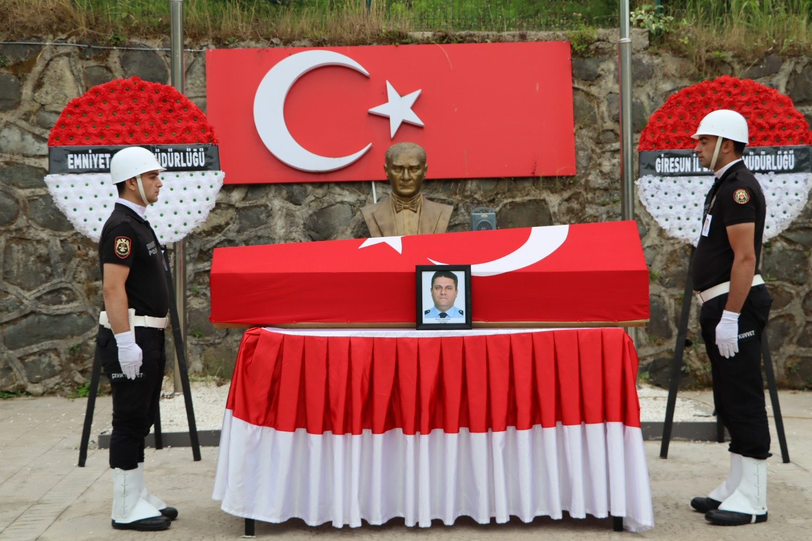 KALP KRİZİ GEÇİREN POLİS HAYATINI KAYBETTİ