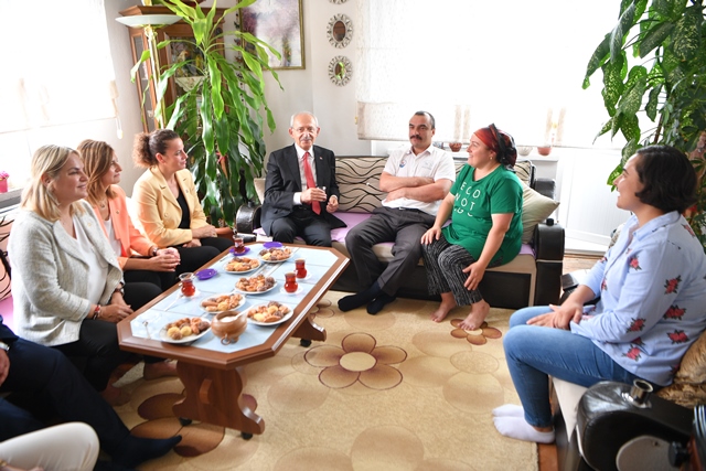KILIÇDAROĞLU’NDAN AK PARTİ’DEN VAZGEÇEN AİLEYE ZİYARET