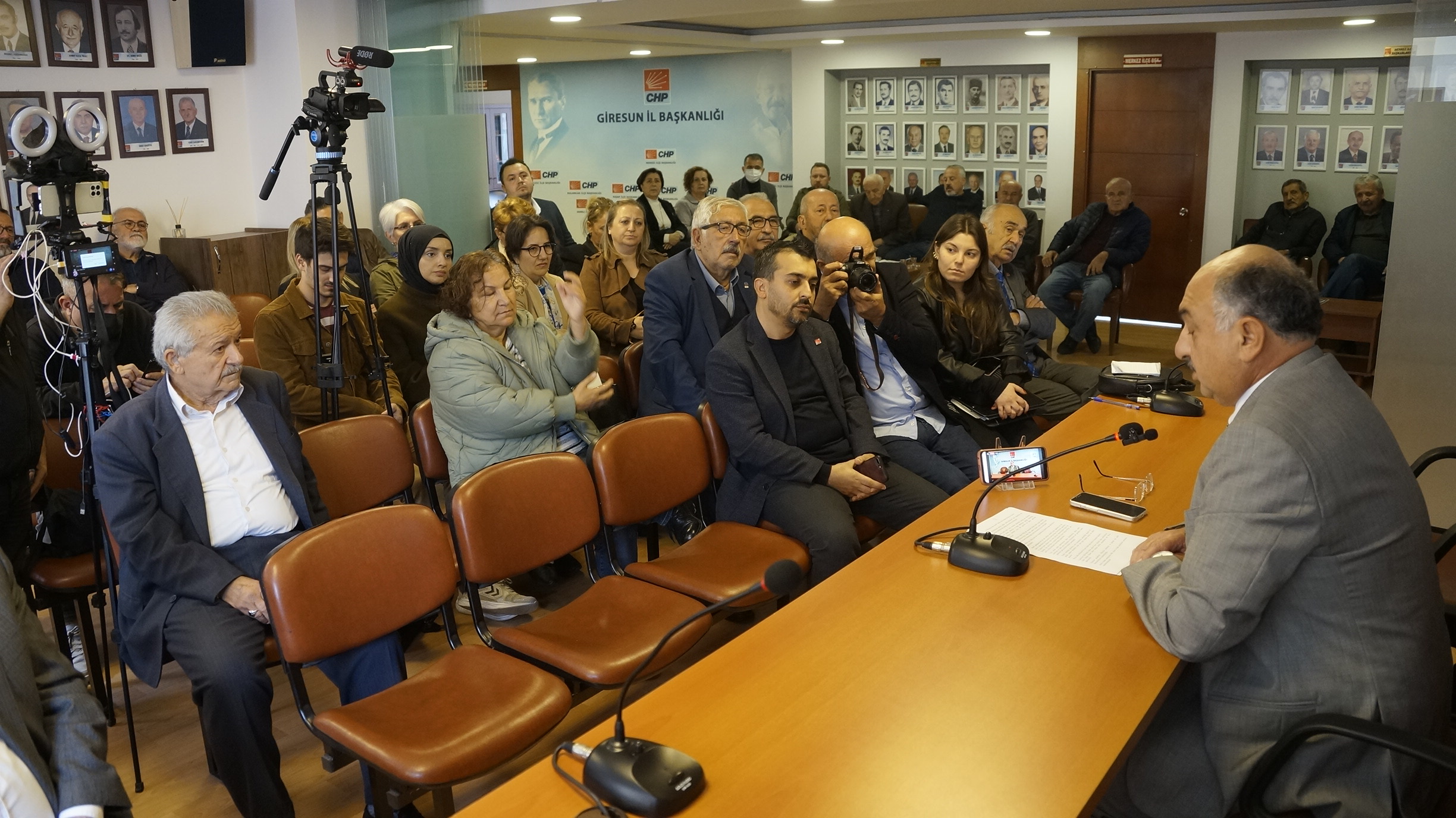 CHP İL BAŞKANINDAN SANSÜR VE ÖZEL İDARE DEĞERLENDİRMESİ (Görüntülü Haber) CHP İL BAŞKANINDAN SANSÜR VE ÖZEL İDARE DEĞERLENDİRMESİ (Görüntülü Haber)