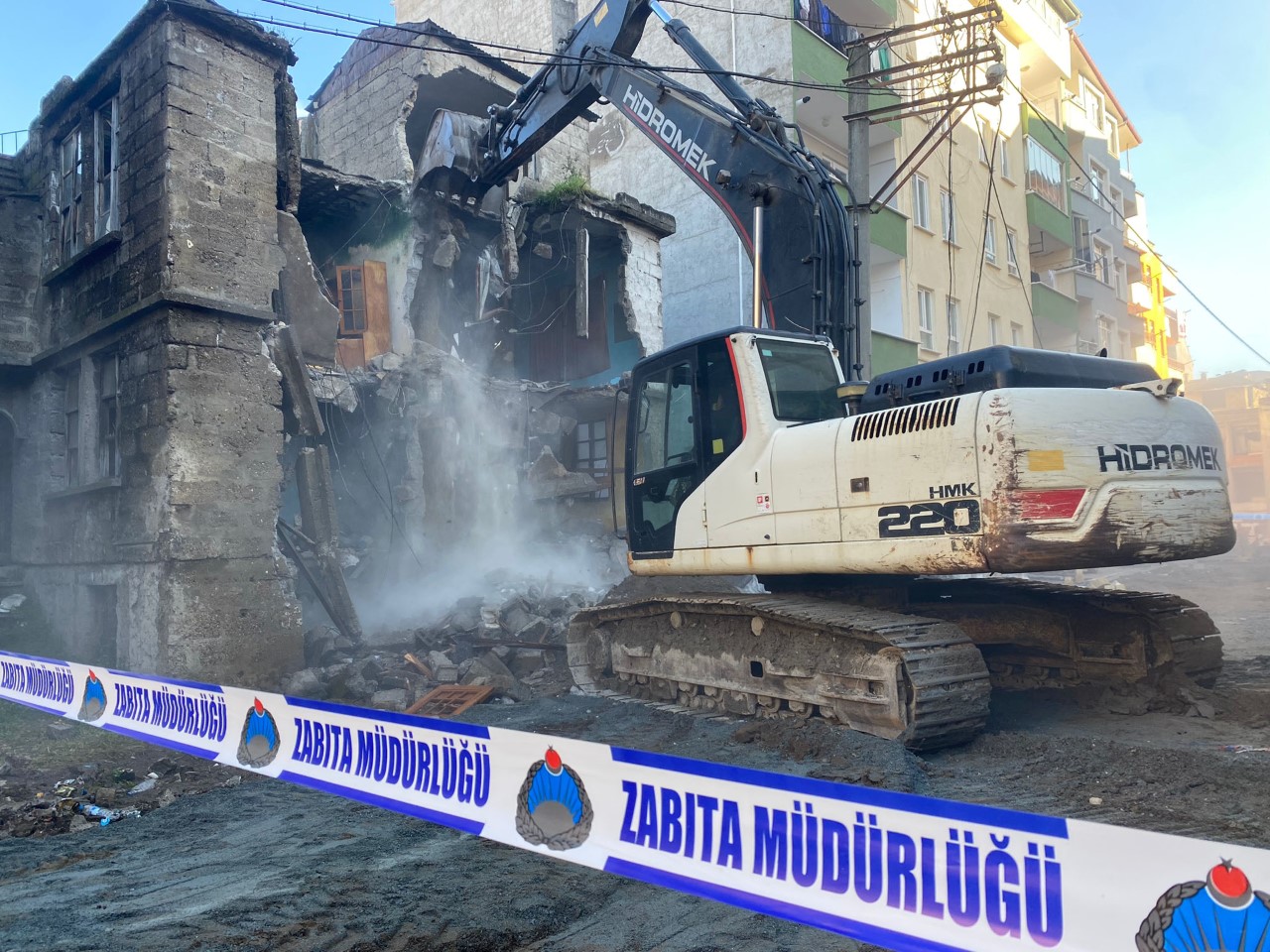 Bulancak’ta metruk binalar yıkılıyor