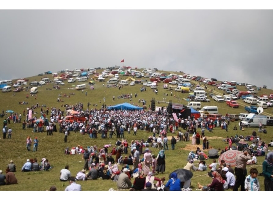 Yayla şenliğinde silah patladı
