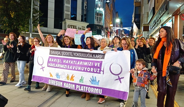 Kadınlar şiddete tepki için yürüdü