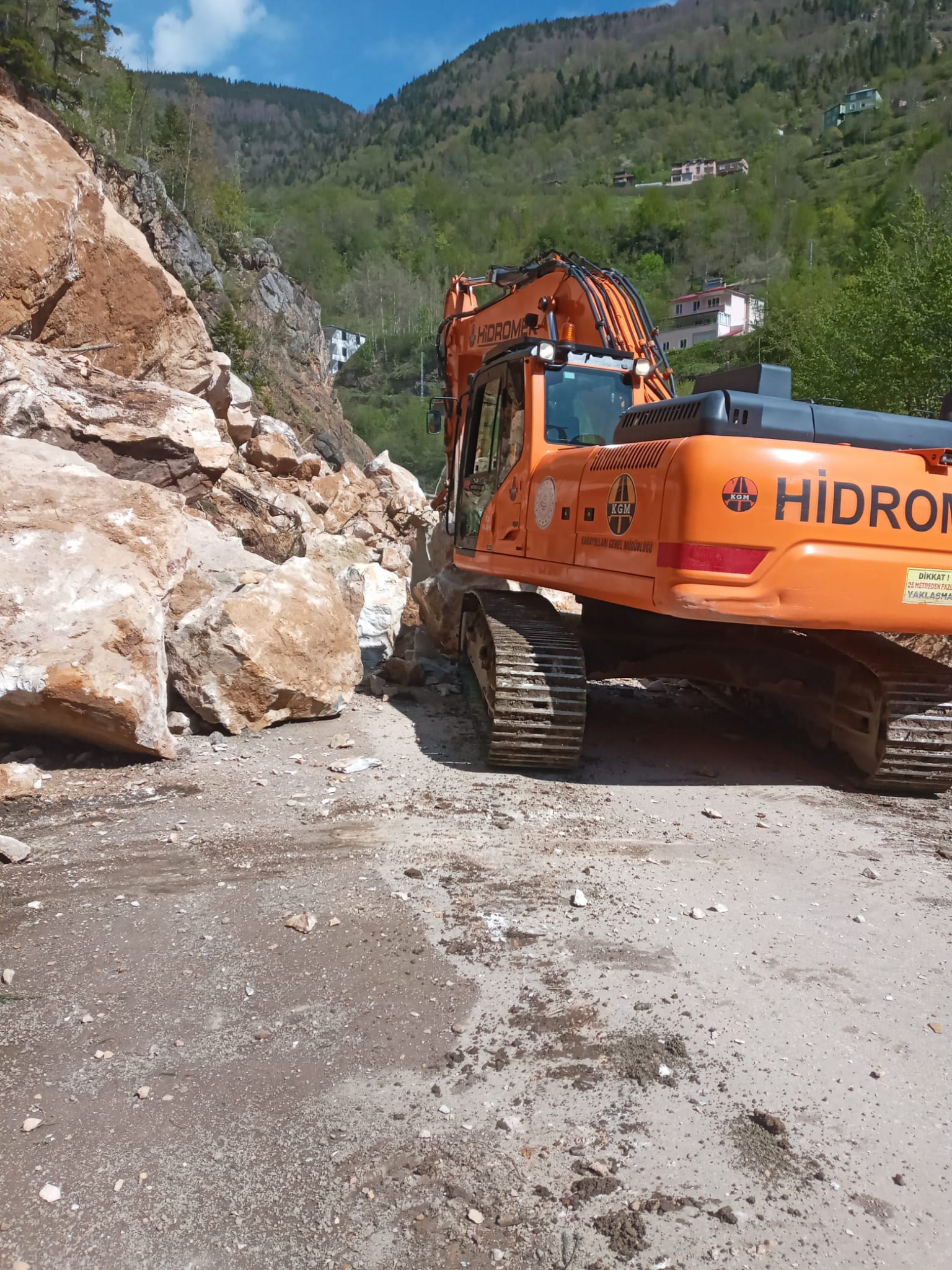 Kulakkaya yolunda heyelan. Dev kayalar yola düştü…