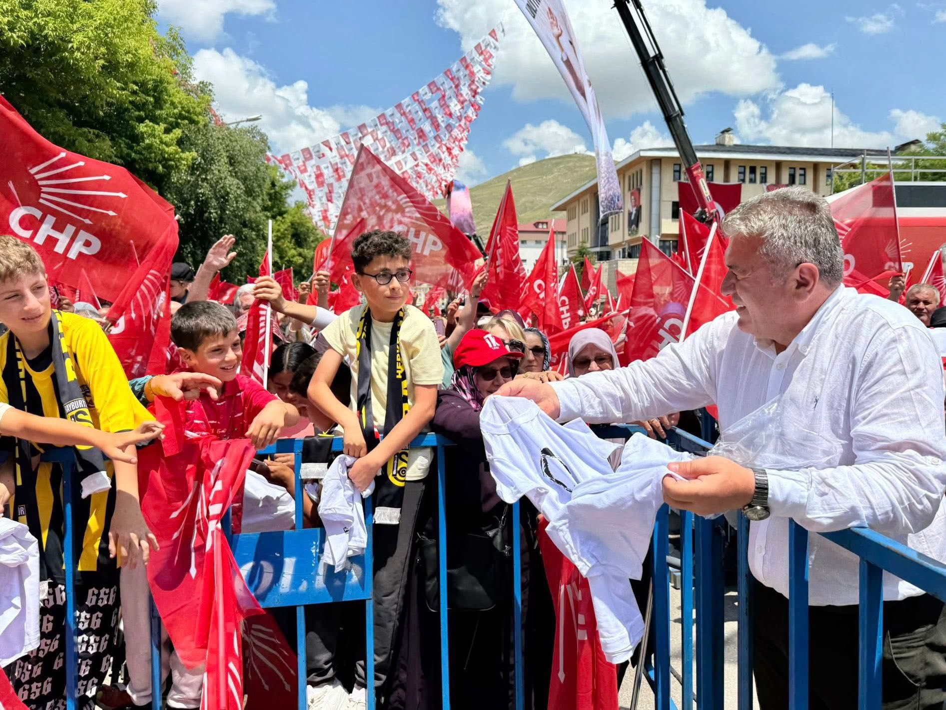 Necmi Sıbıç’tan Bayburt’un çocuklarına anlamlı hediye