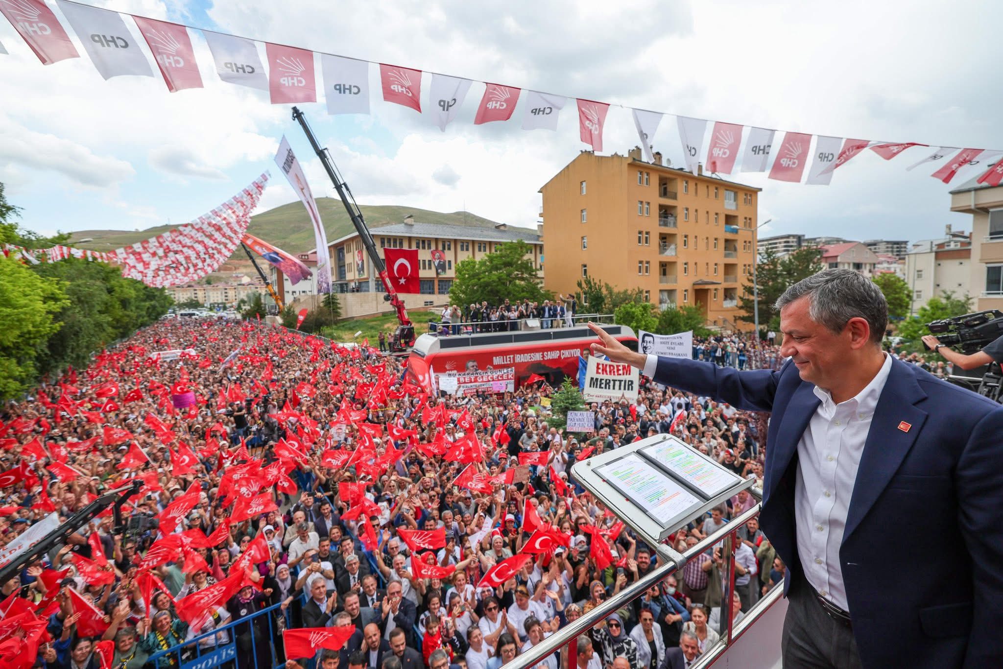 BAYBURT BAYBURT OLALI BÖYLE MİTİNG GÖRMEDİ….CHP’LİLER TAM KADRO BAYBURT’TAYDI