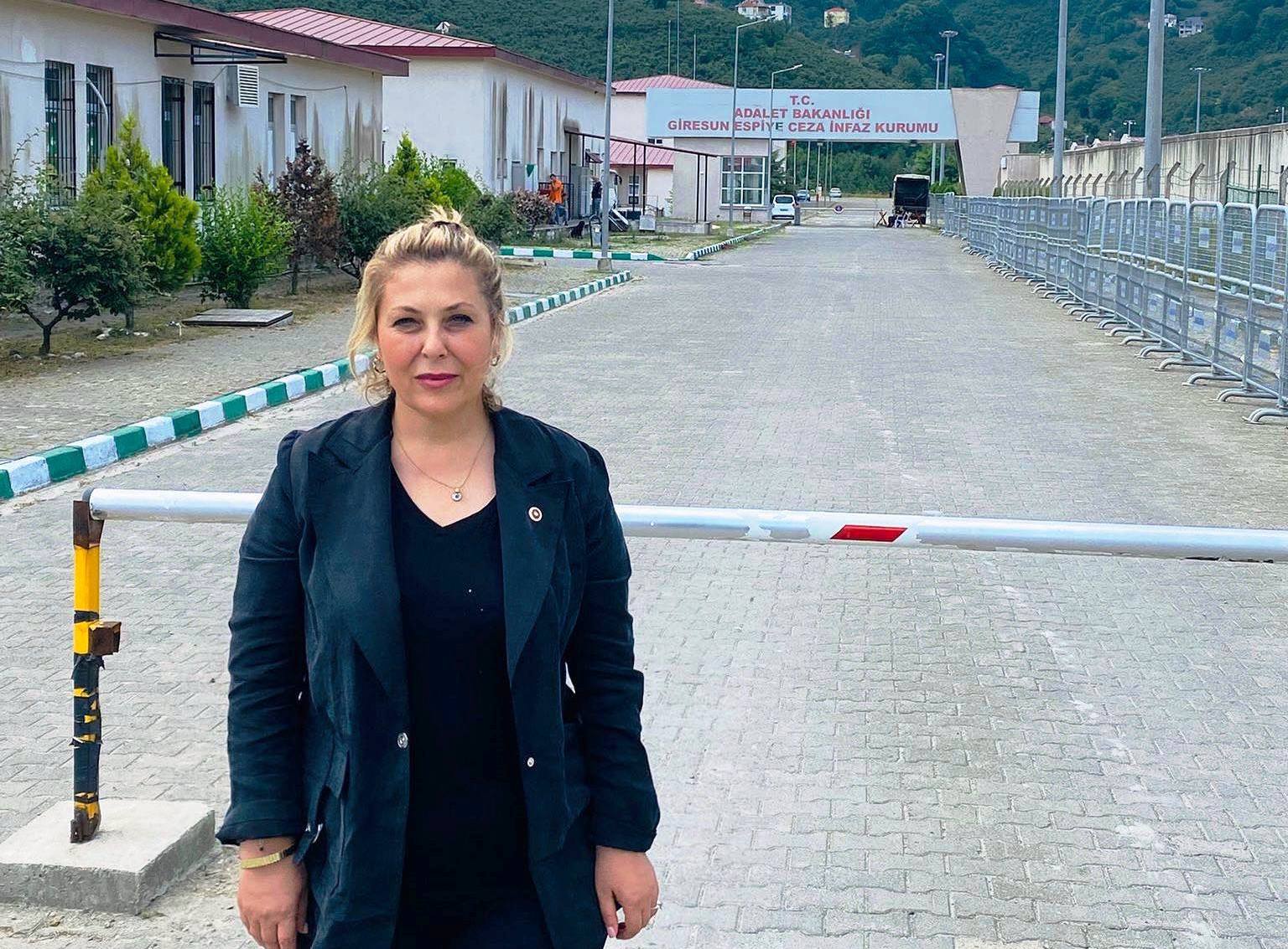 Gezmiş’ten Nurettin Canikli’nin açtığı davada tutuklanan Rabia Naz’ın babasına ziyaret