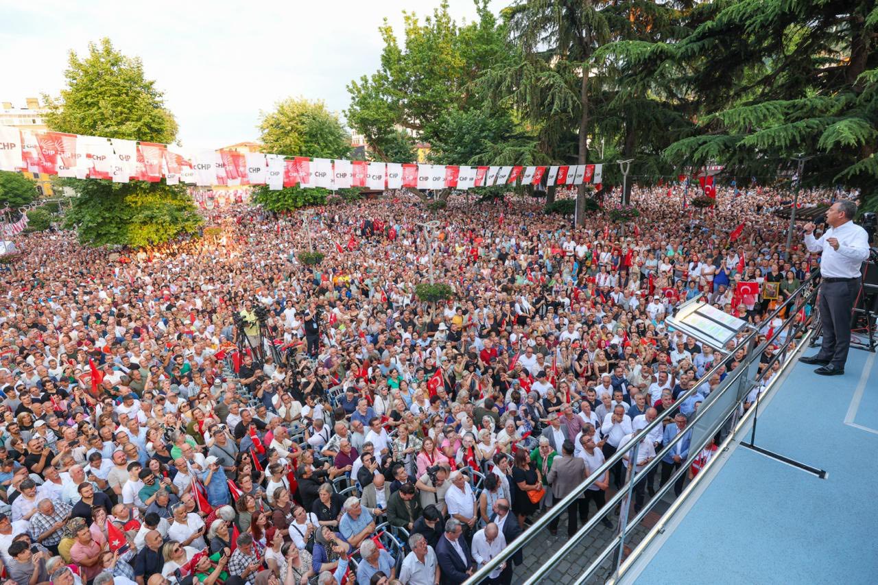 CHP’DEN TRABZON’DA GÖRÜLMEMİŞ MİTİNG:..ÖZGÜR ÖZEL: ” FINDIĞA 250 LİRA İSTİYORUZ”