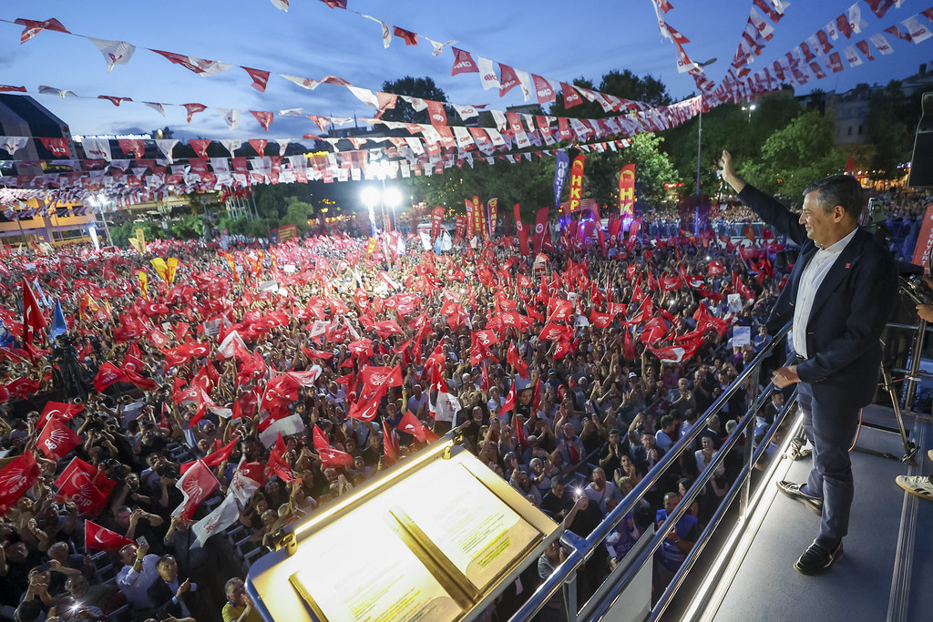 Özgür Özel, Canikli’nin şikayeti sonrası mahkum olup hapse giren Rabia Naz’ın babasına selam yolladı Özgür Özel, Canikli’nin şikayeti sonrası mahkum olup hapse giren Rabia Naz’ın babasına selam yolladı