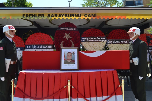 ŞEHİT SEMİH EROĞAN’IN CENAZE TÖRENİNDE DUYGUSAL ANLAR YAŞANDI