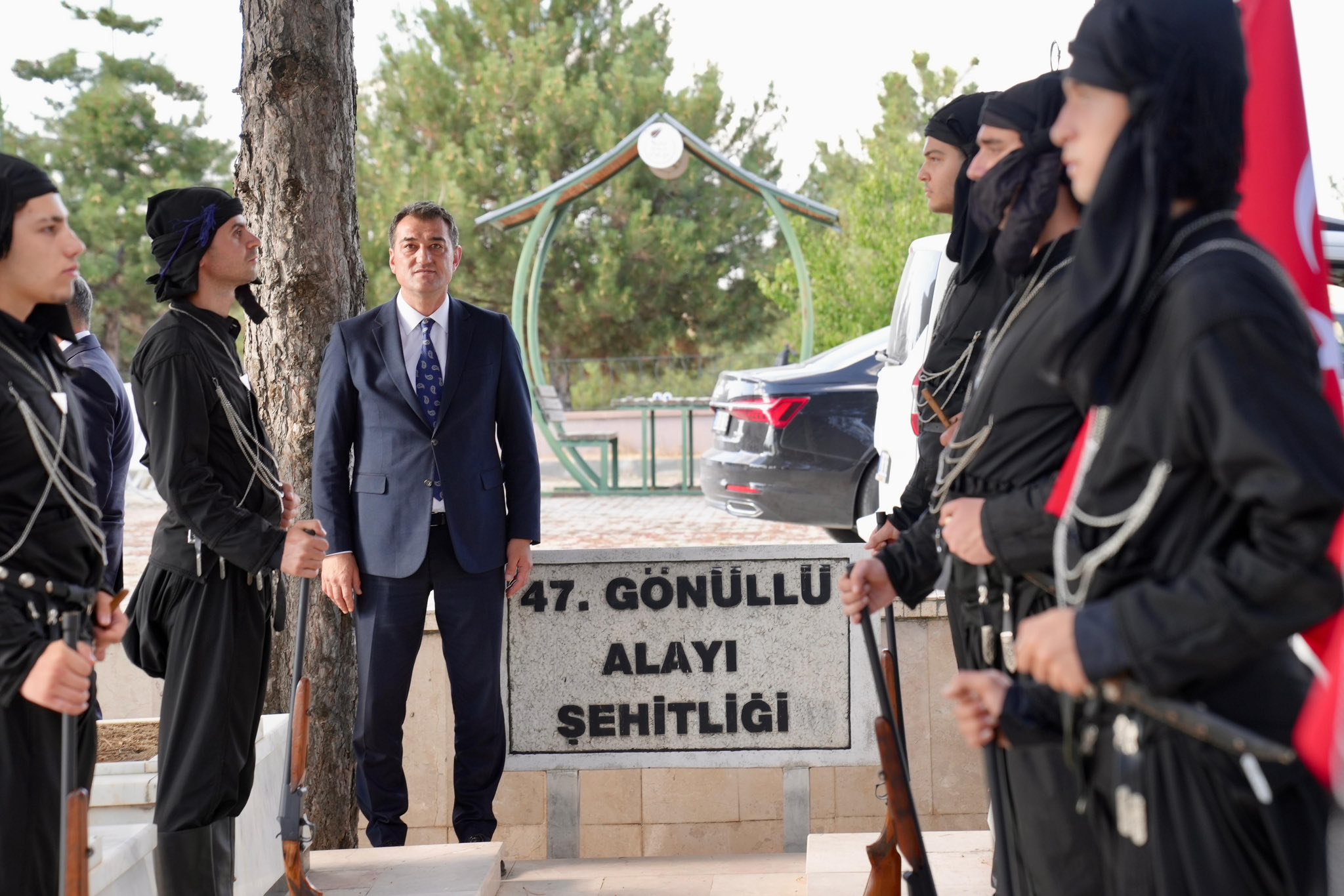 GİRESUN HEYETİ İSCEHİSAR’DAKİ GİRESUN ŞEHİTLİĞİ’Nİ ZİYARET ETTİ