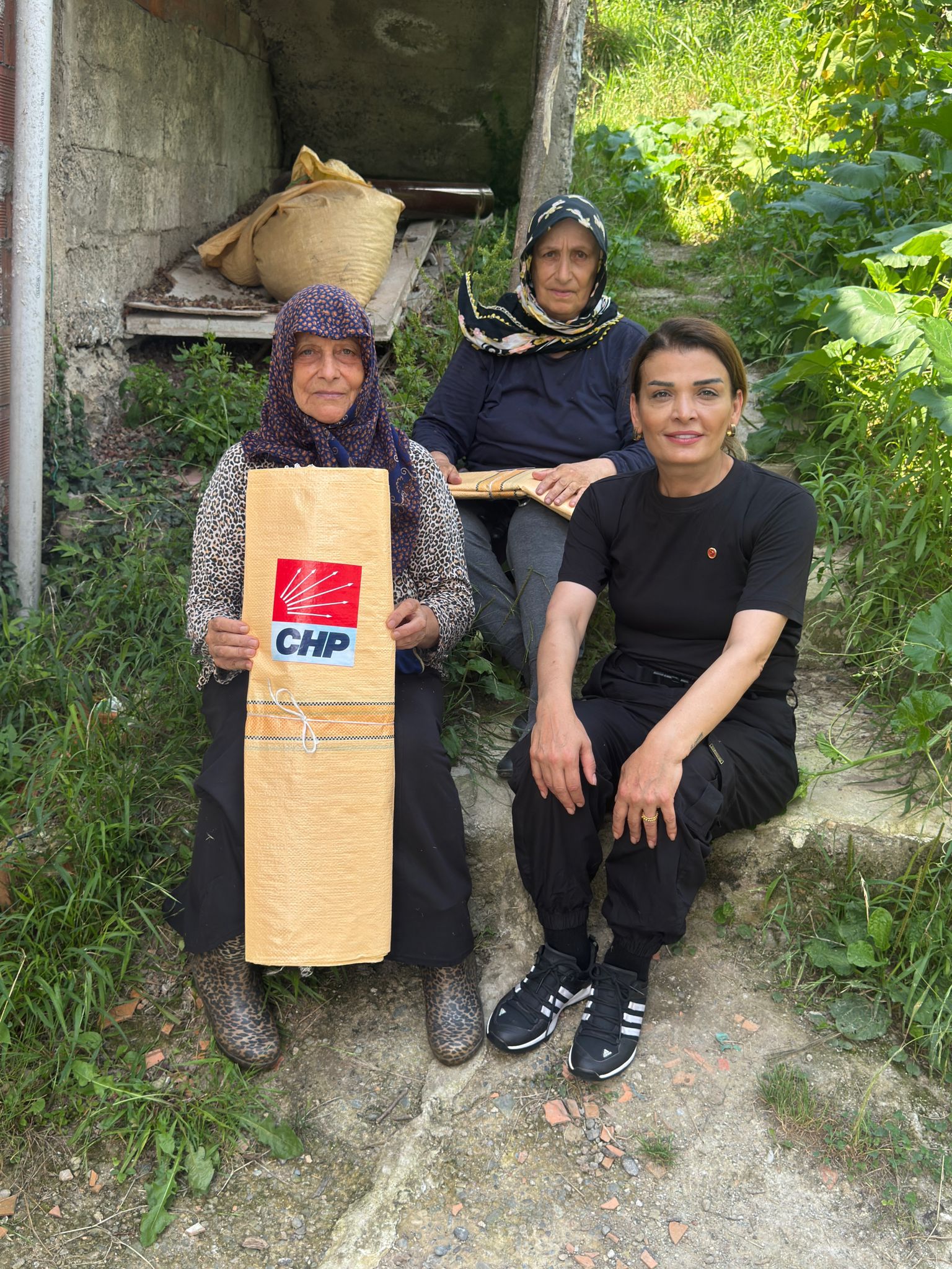 Sefine Peker’den Bulancak üreticilerine fındık çuvalı hediyesi