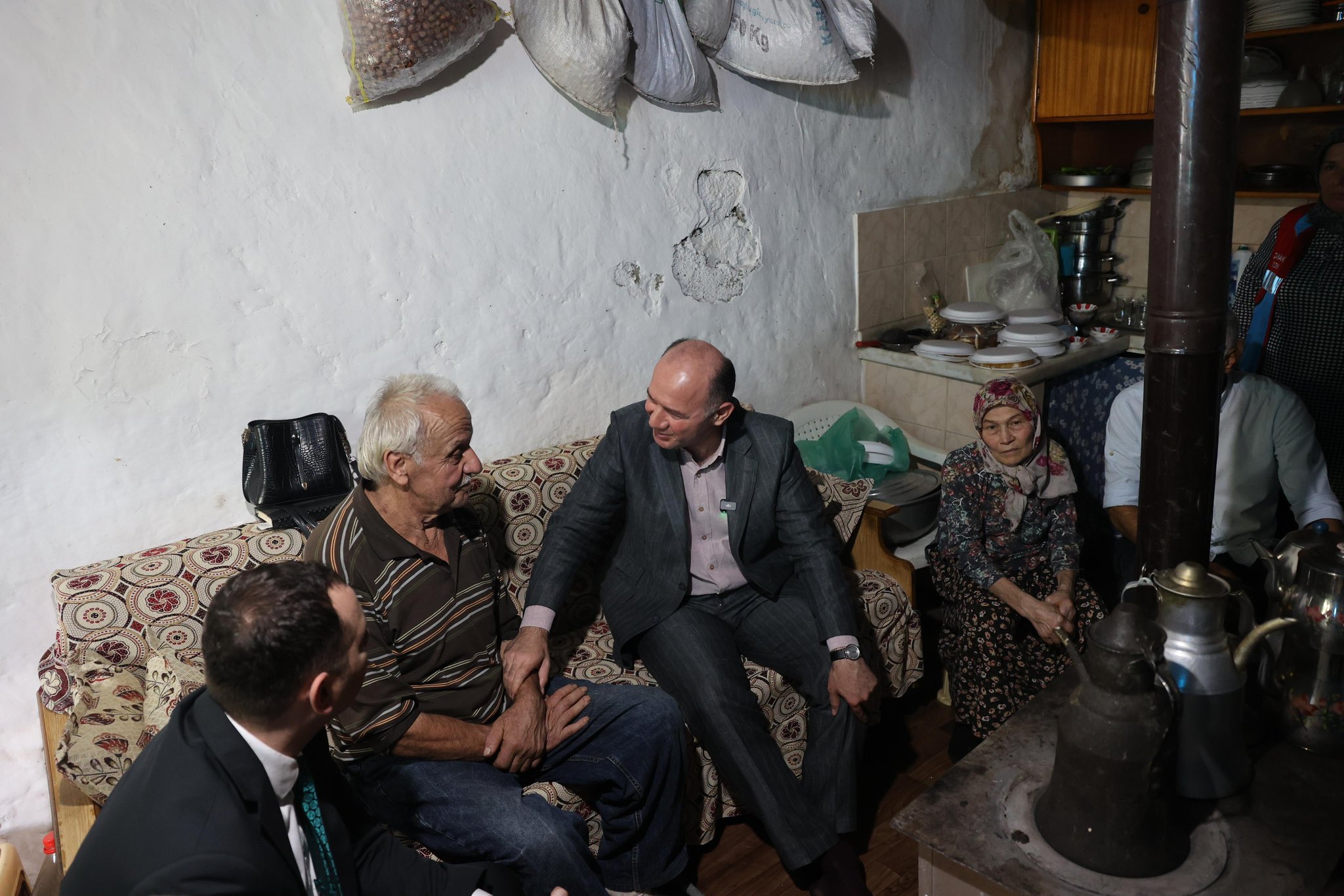 VALİ SERDENGEÇTİ NAYLONLA KAPLI BARAKADA YAŞAYAN ŞEHİT AİLESİNE EV SÖZÜ VERDİ