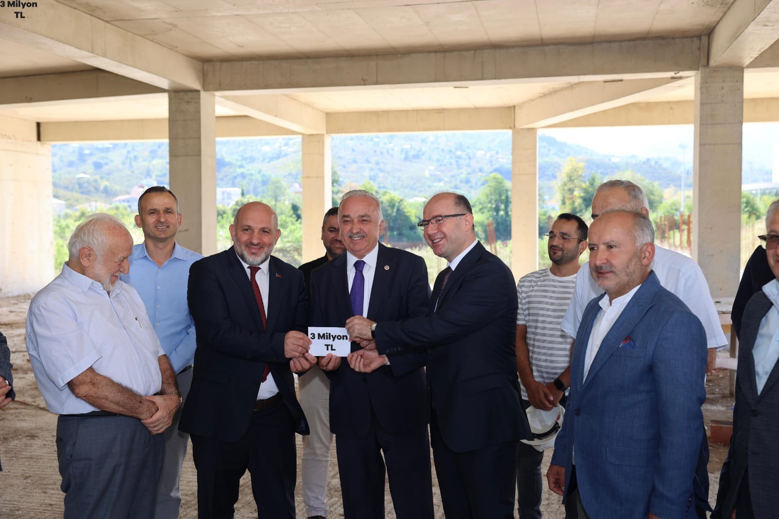 MİLLETVEKİLİ TEMÜR, DİNİ İLİMLER KÜLLİYESİ İÇİN TOPLANAN 3 MİLYON TL BAĞIŞI TESLİM ETTİ