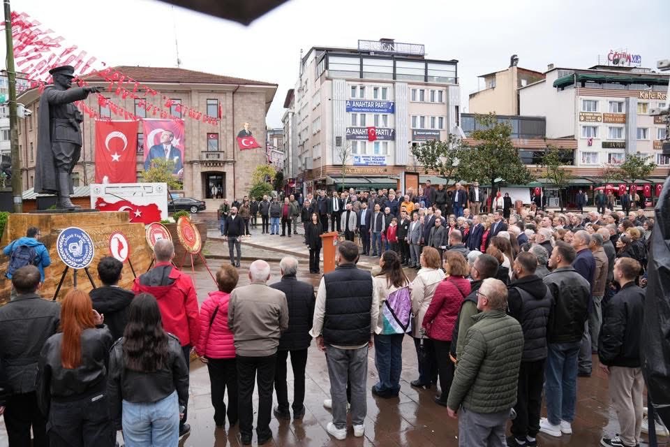 CHP’DEN ATATÜRK ANITI ÖNÜNDE CUMHURİYET KUTLAMASI