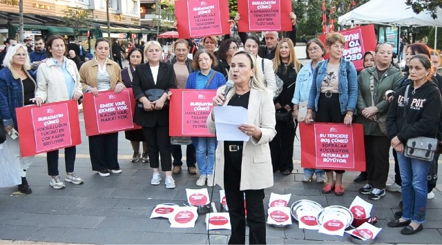 Kadınlar Atapark’ta boş tencerelerle yoksulluğu protesto etti