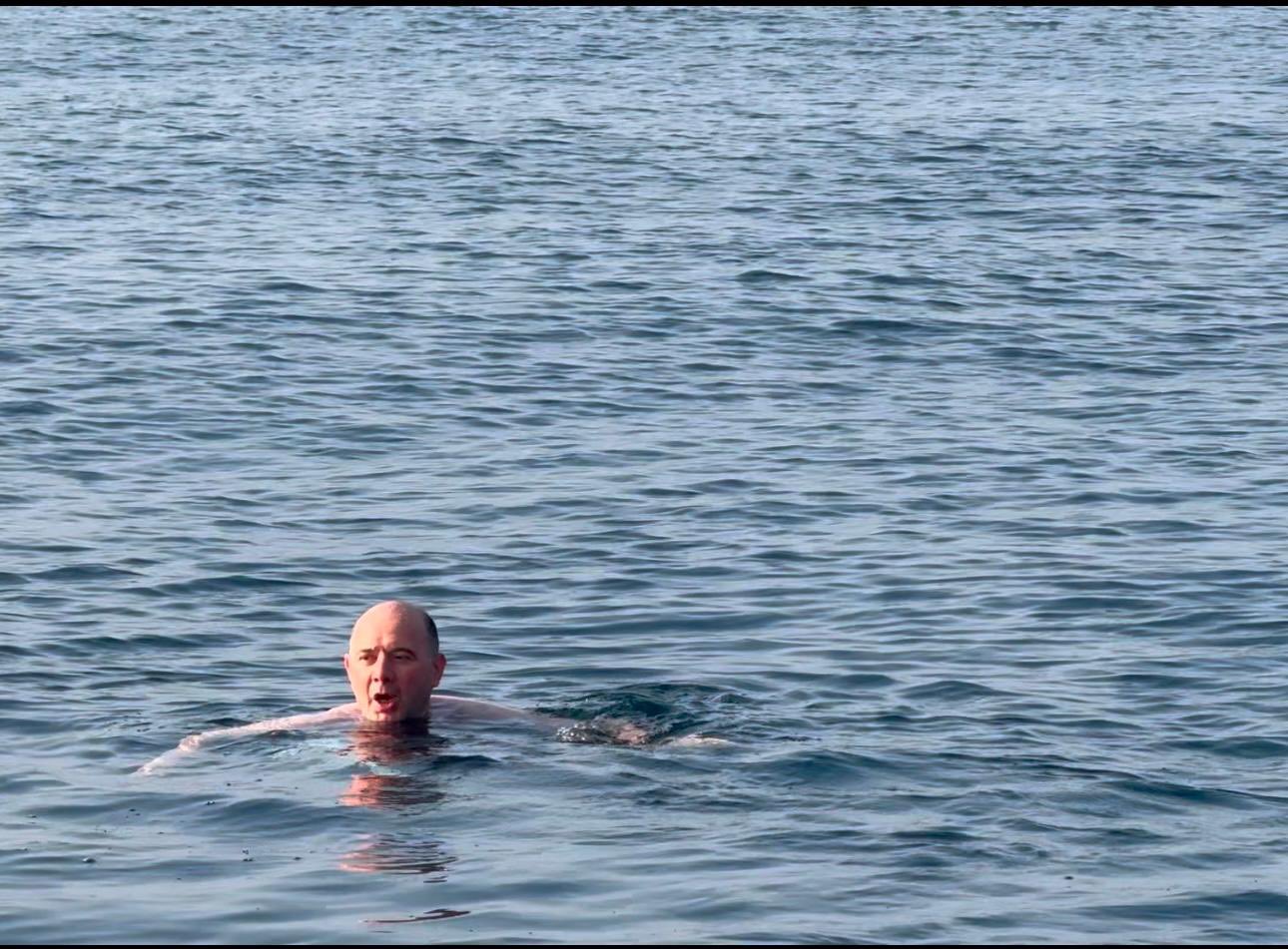 Vali Giresun Adası’nda yüzdü