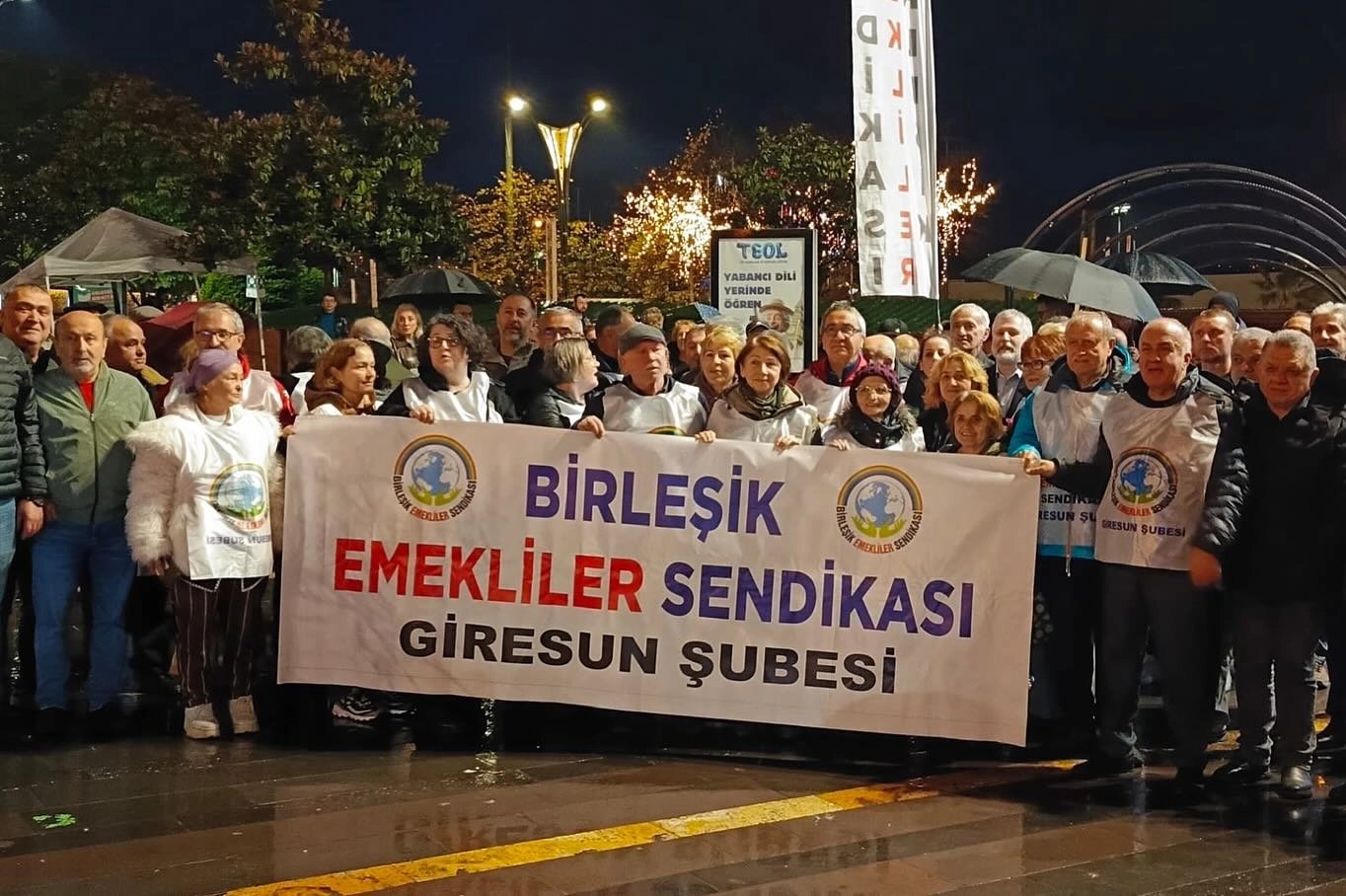BES MEYDANLARDAN SESLENDİ: “EMEKLİLER AÇLIĞA MAHKUM EDİLİYOR”