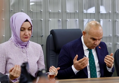 VALİ KOÇ VE EŞİNDEN ANLAMLI ZİYARETLER: “ŞEHİTLERİMİZ İSTİKBALİMİZİN NİŞANESİ”