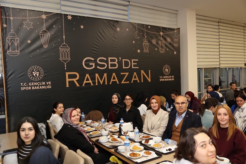 Vali Koç ve eşi gençlerle iftarda buluştu